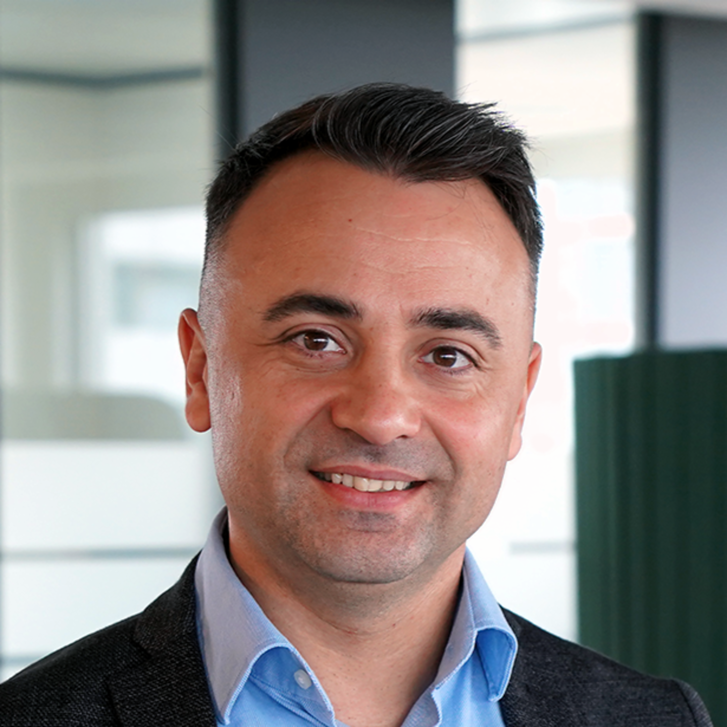 Η εικόνα δείχνει ένα πορτρέτο του συνομιλητή Πολ Μπαλτάγκ, Υπεύθυνου Ψηφιακού Μετασχηματισμού στην EOS Ρουμανίας.